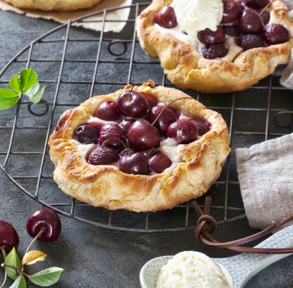 Saftige Kirschgalettes mit Marzipan