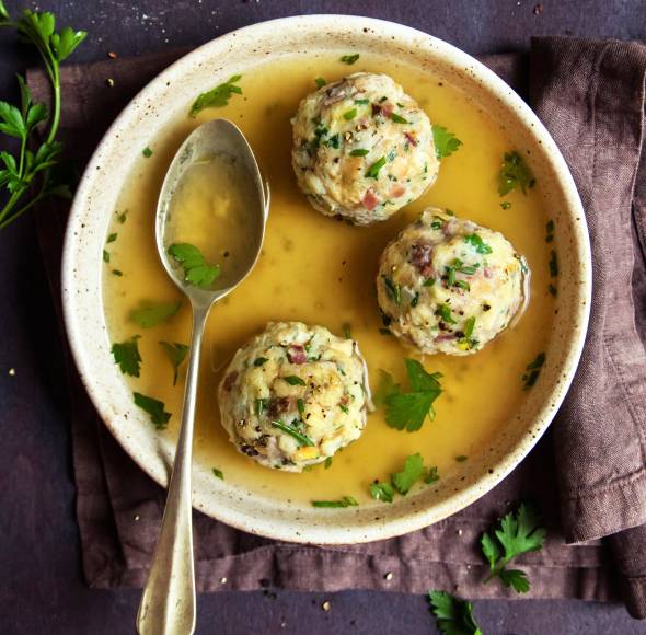 Südtiroler Speckknödel in Brühe