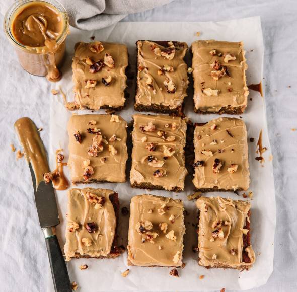 Apfelmuskuchen mit Karamell-Frosting