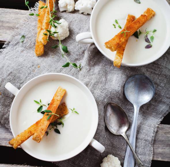 Blumenkohlsuppe mit Brotstiften