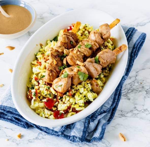 Saté-Spieße mit Blumenkohl-Curry-Salat
