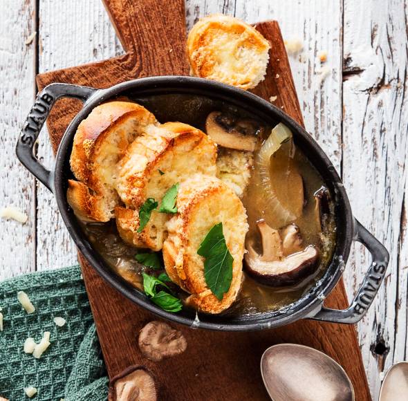 Zwiebelsuppe mit Pilzen