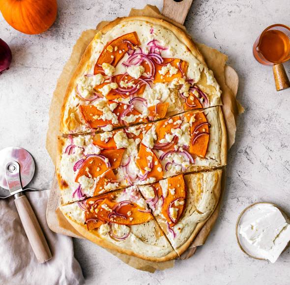 Flammkuchen mit Kürbis und Feta