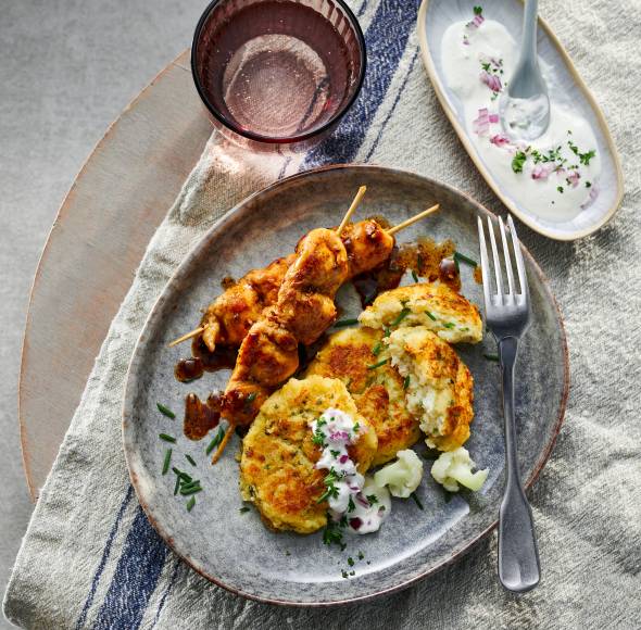 Blumenkohlbratlinge mit Hähnchenspießen