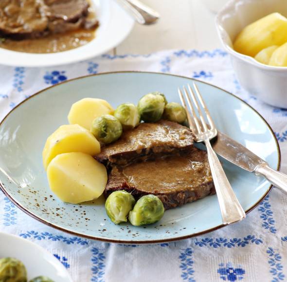 Sauerbraten mit Kartoffeln und Rosenkohl