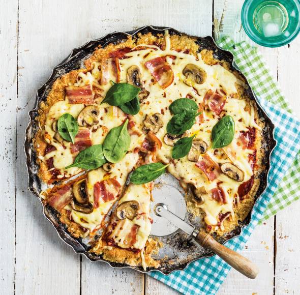 Blumenkohlpizza mit Bacon und Pilzen
