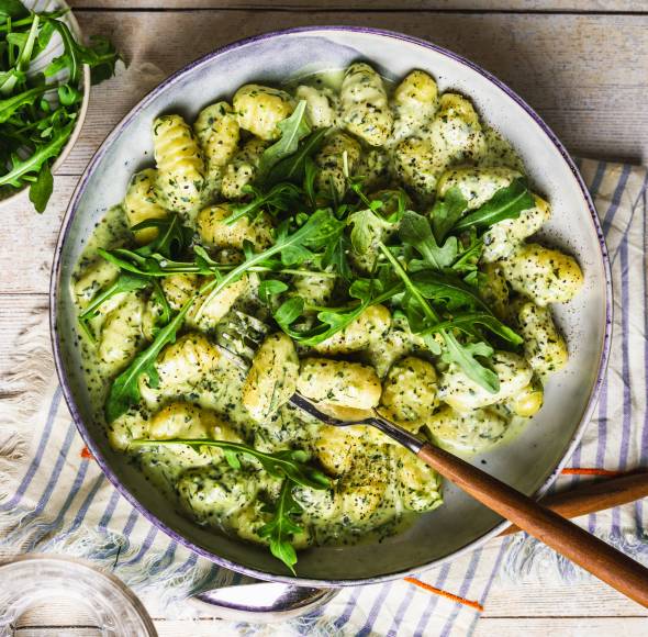 Knuspriger Gnocchi-Gurken-Salat mit Joghurtdressing | ZauberMix