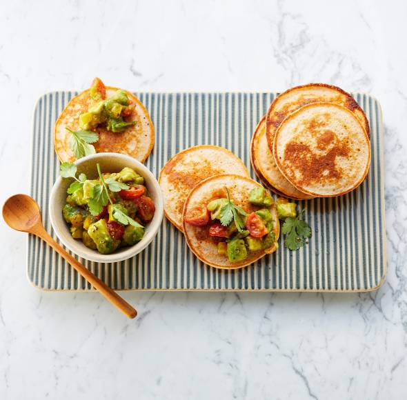 Quark-Pancakes mit Avocado-Salsa
