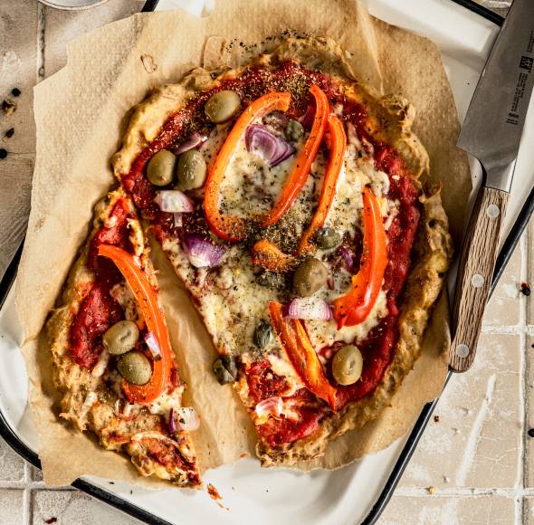 Thunfisch-Pizza mit Paprika und Oliven