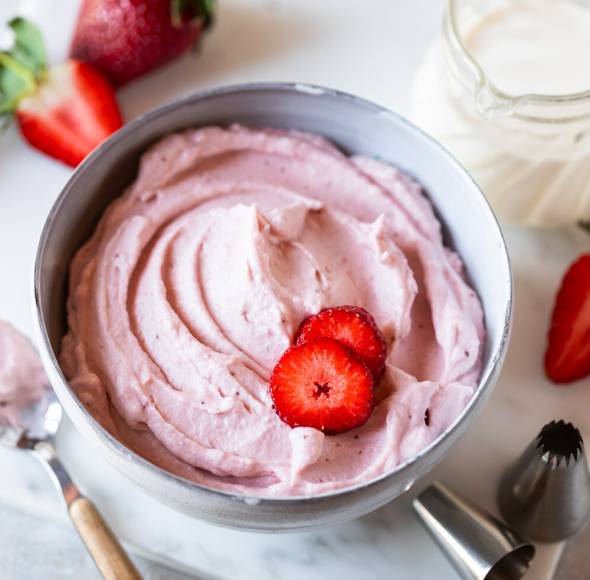 Erdbeer-Schlagsahne mit frischen Erdbeeren