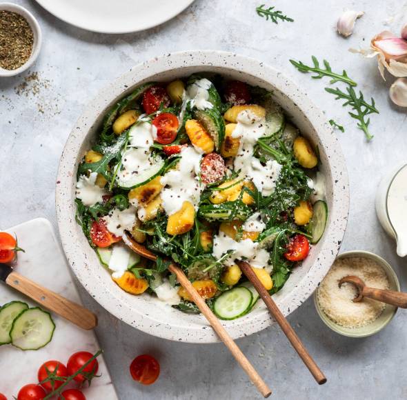 Knuspriger Gnocchi-Gurken-Salat mit Joghurtdressing