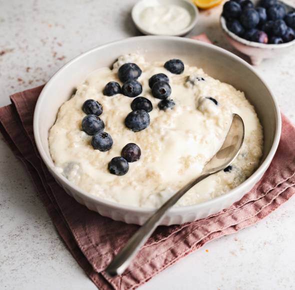 Schwedischer Milchreis mit Joghurt und Blaubeeren