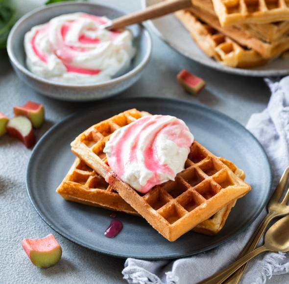 Waffeln mit Rhabarbersahne