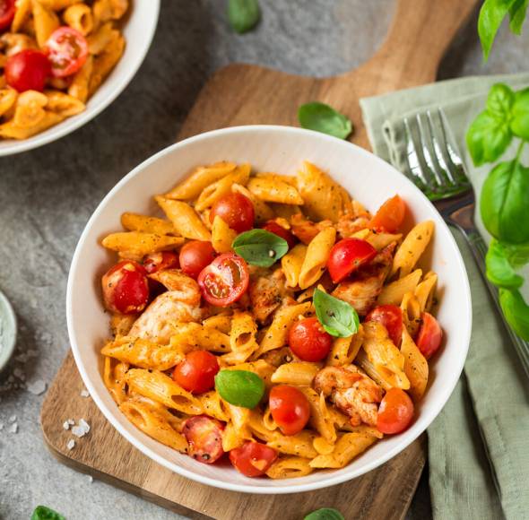 One Pot Chicken Pasta mit Tomaten und Mozzarella