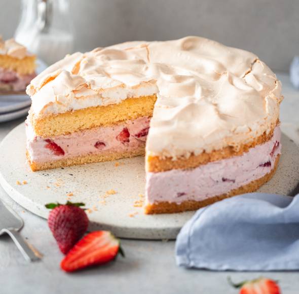 Erdbeer-Biskuit-Torte mit Baiserhaube