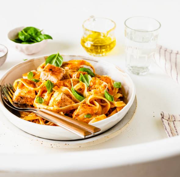 Schnelle Tomaten-Lachs-Nudeln