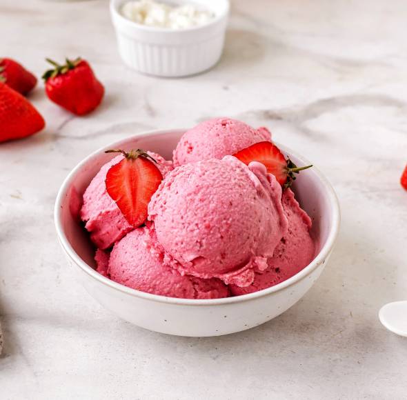 High Protein Erdbeereis mit 3 Zutaten