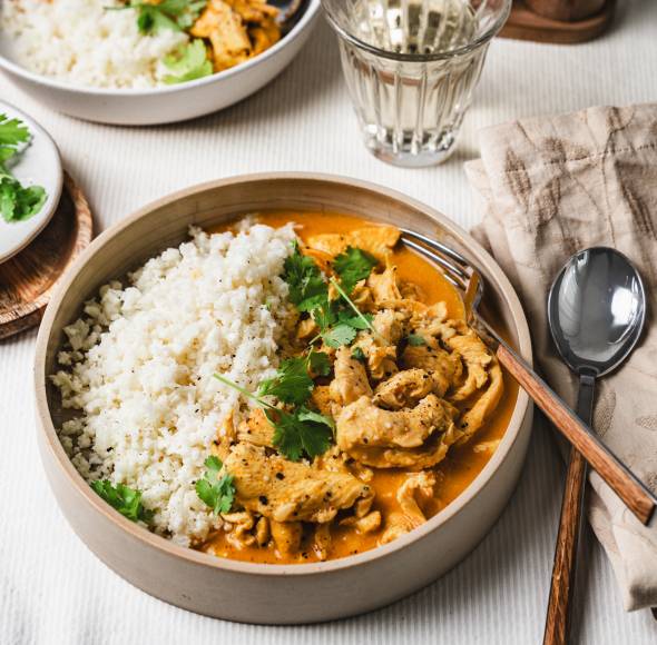 Leichtes Curry Pulled Chicken mit Blumenkohlreis