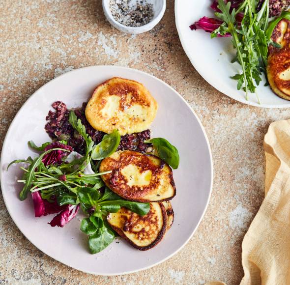 Ricotta-Bratlinge mit Salat und Olivenpaste