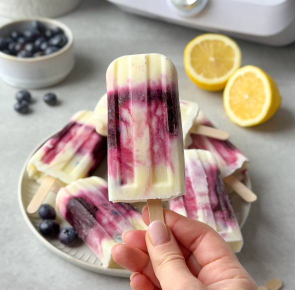 Blaubeer-Joghurt-Eis am Stiel
