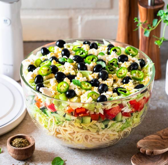 Griechischer Spaghetti-Schichtsalat