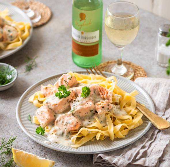 Lachs mit Weißwein-Zitronen-Soße an Tagliatelle