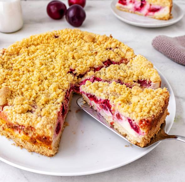 Pflaumenkuchen mit Streusel und Schmand