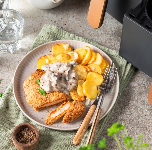 Schnitzel mit Bratkartoffeln und Pilz-Rahmsoße