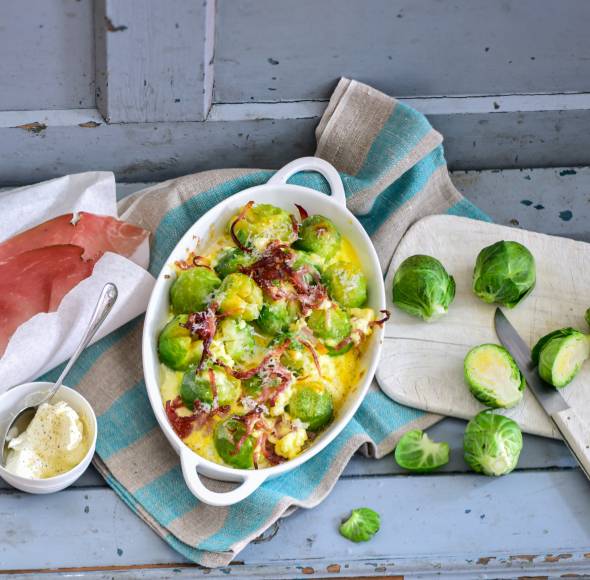 Schnelles Rosenkohl-Gratin mit Räucherschinken