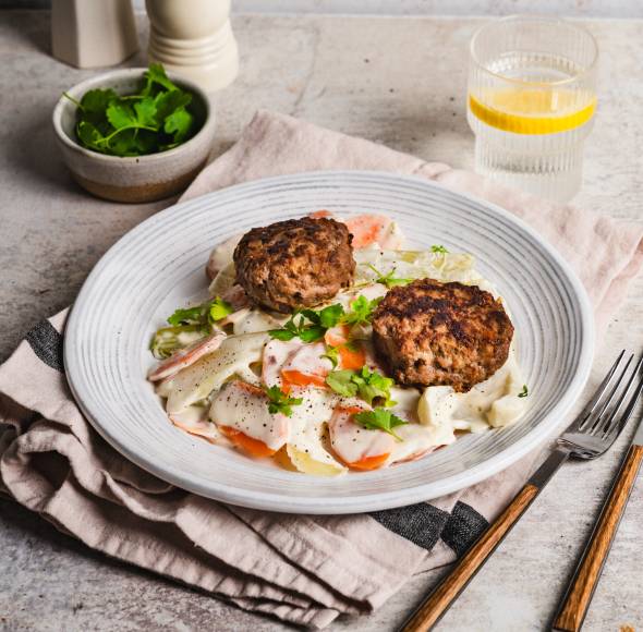 Frikadellen mit Fenchel-Karotten-Rahmgemüse