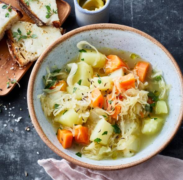 Gesundmacher-Suppe mit Sellerie und Sauerkraut