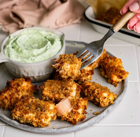Ofen-Crispy-Lachswürfel mit Frischkäse-Kräutercreme