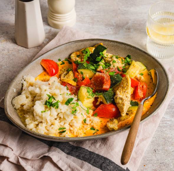 Thai-Hähnchen mit Blumenkohlreis und Currysoße