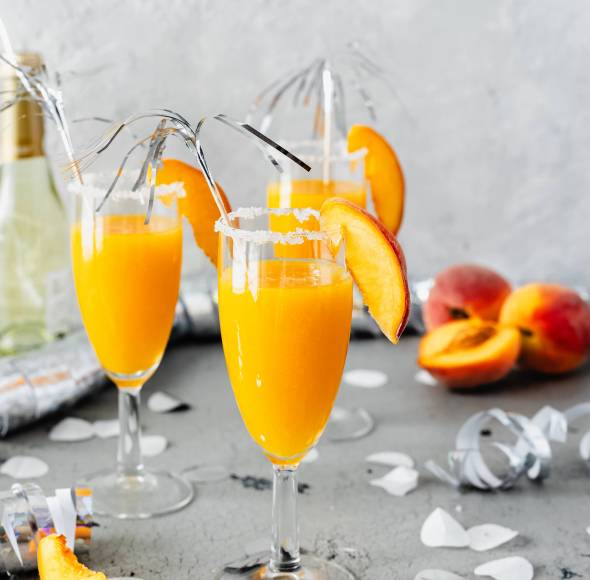 Sektgläser mit Nekatarinen 