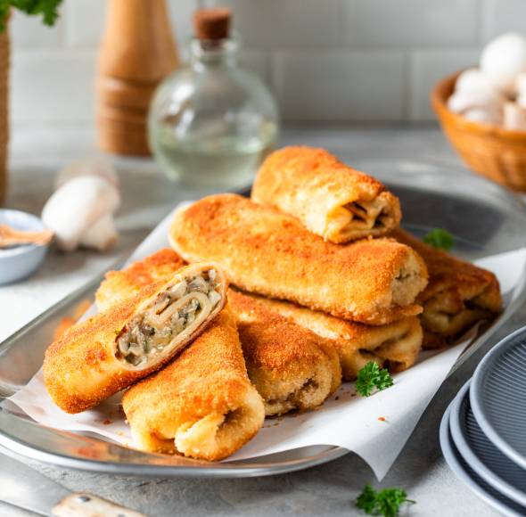 Gefüllte Pfannkuchen mit Käse und Champingnons