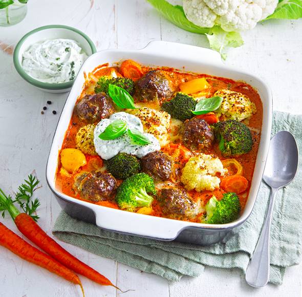 Auflaufform mit Hackbällchen und buntem Gemüse