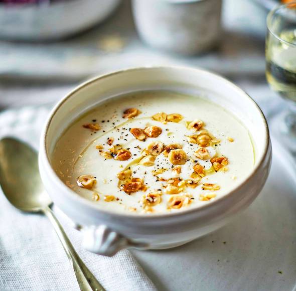 Pastinaken-Parmesansuppe mit Haselnuss