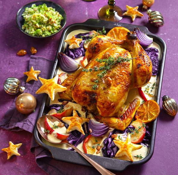 Ganzes Hähnchen mit Orangen in einer Form