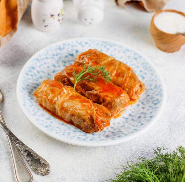 Golabki – Polnische Kohlrouladen in Tomatensauce