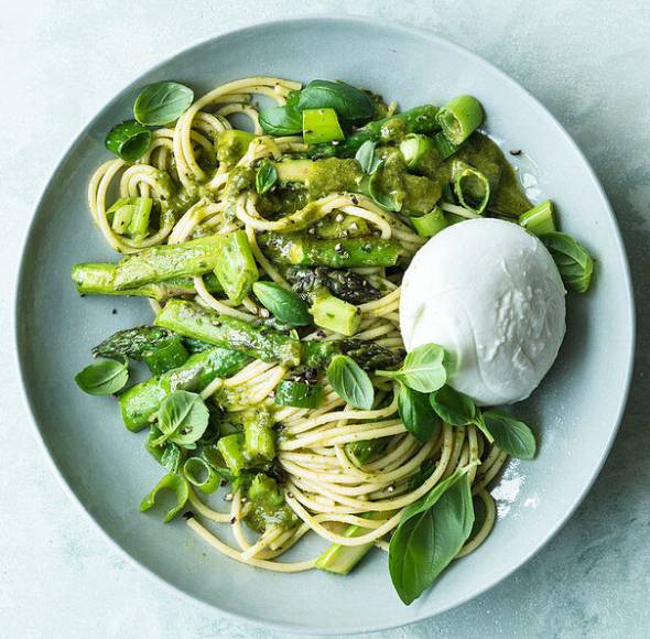 Spaghetti mit grünem Spargel und Mozzarella