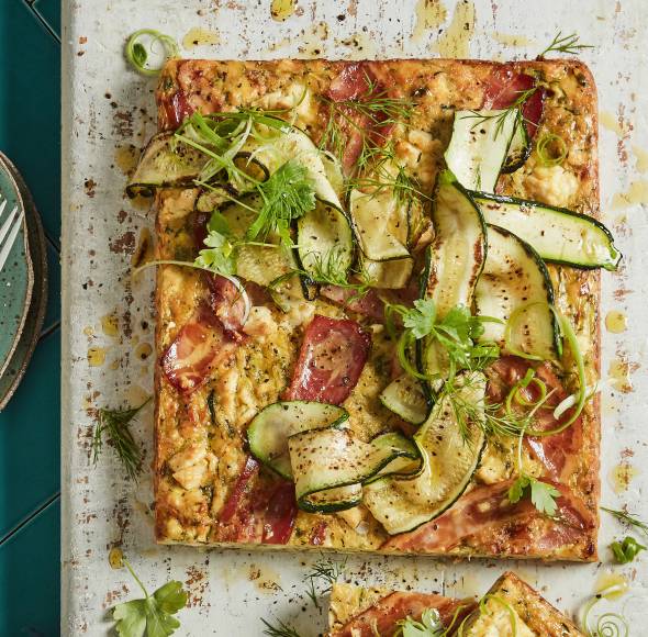 Einfacher Bacon-Zucchini-Feta-Kuchen vom Blech