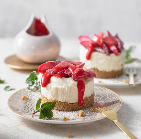 Mini-Cheesecakes mit Erdbeer-Rhabarber-Soße