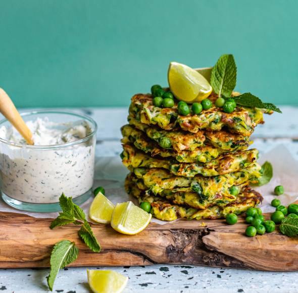 Zucchini-Erbsen-Puffer mit Fetadip
