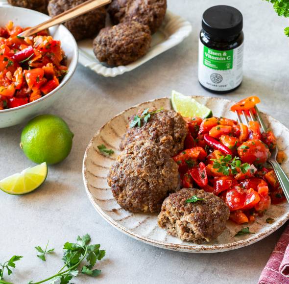 Kraft-Frikadellen mit Paprikasalat