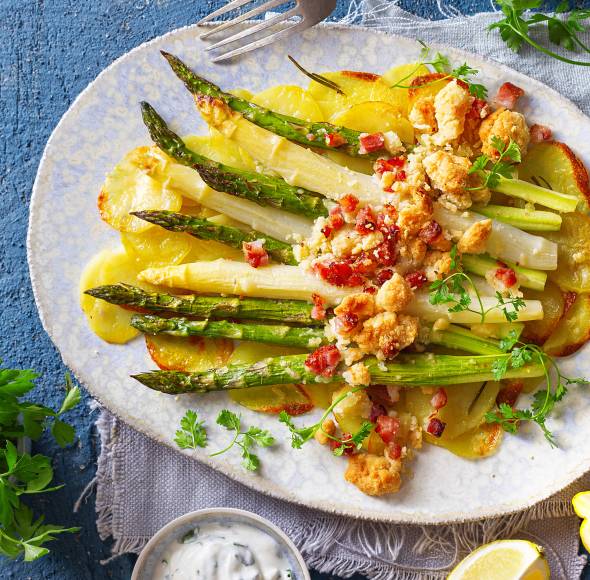 Ofen-Spargel mit Parmesanstreuseln