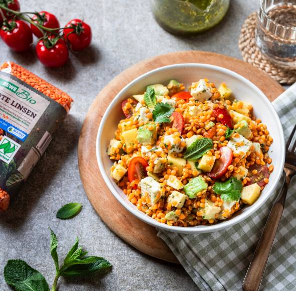 Bunter rote-Linsen-Salat mit Mango, Avocado, Feta und Tomaten