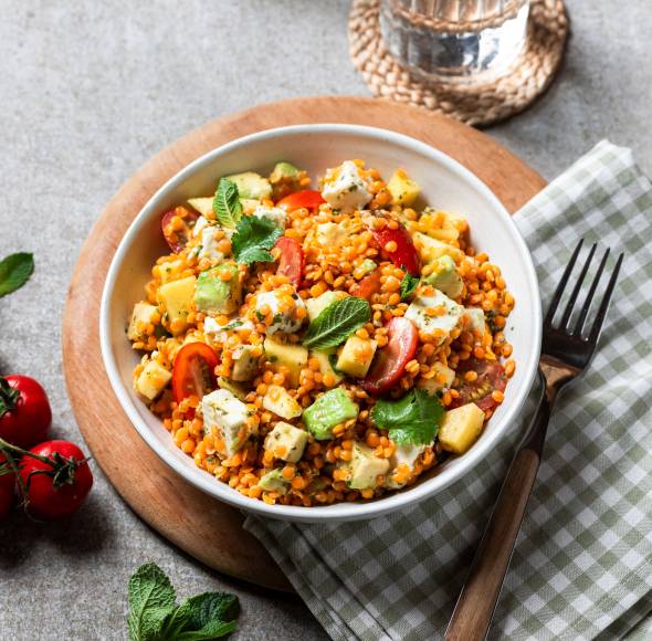 Bunter rote-Linsen-Salat mit Mango, Avocado, Feta und Tomaten