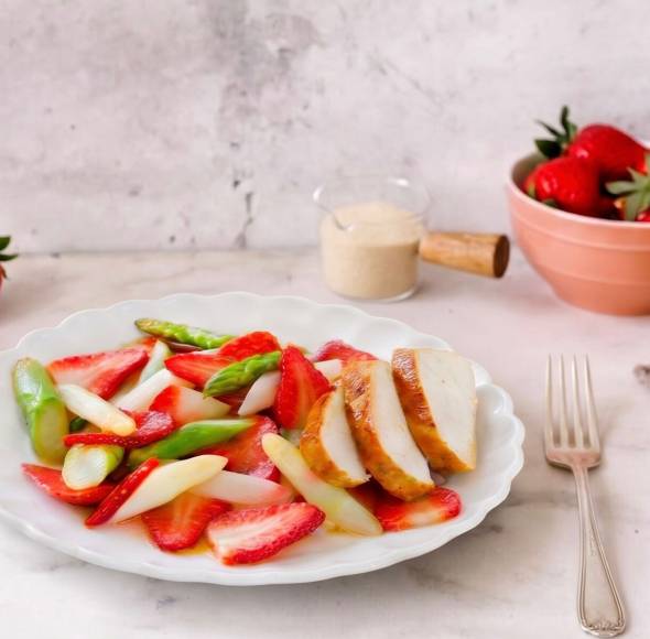 Erdbeer-Spargel-Salat mit Hähnchenbrust