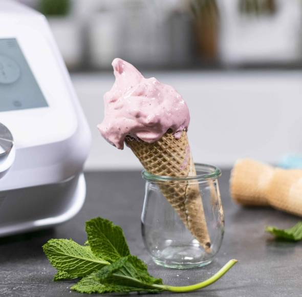 Eiswaffel mit Erdbeer-Softeis