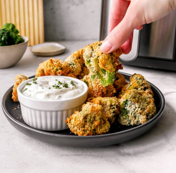 Brokkoli-Bites mit Frischkäse-Dip